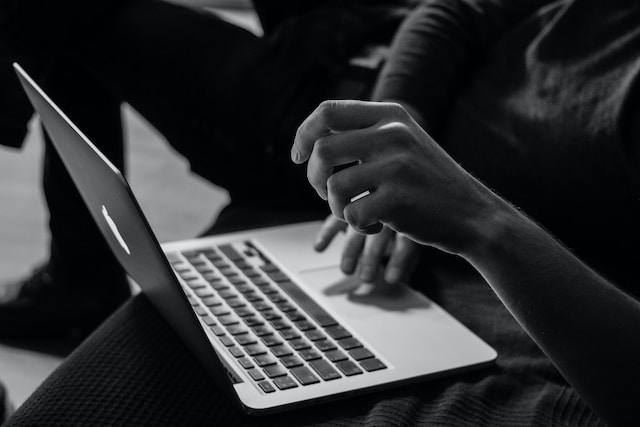 How to recognise fake chats and protect yourself from scammers?